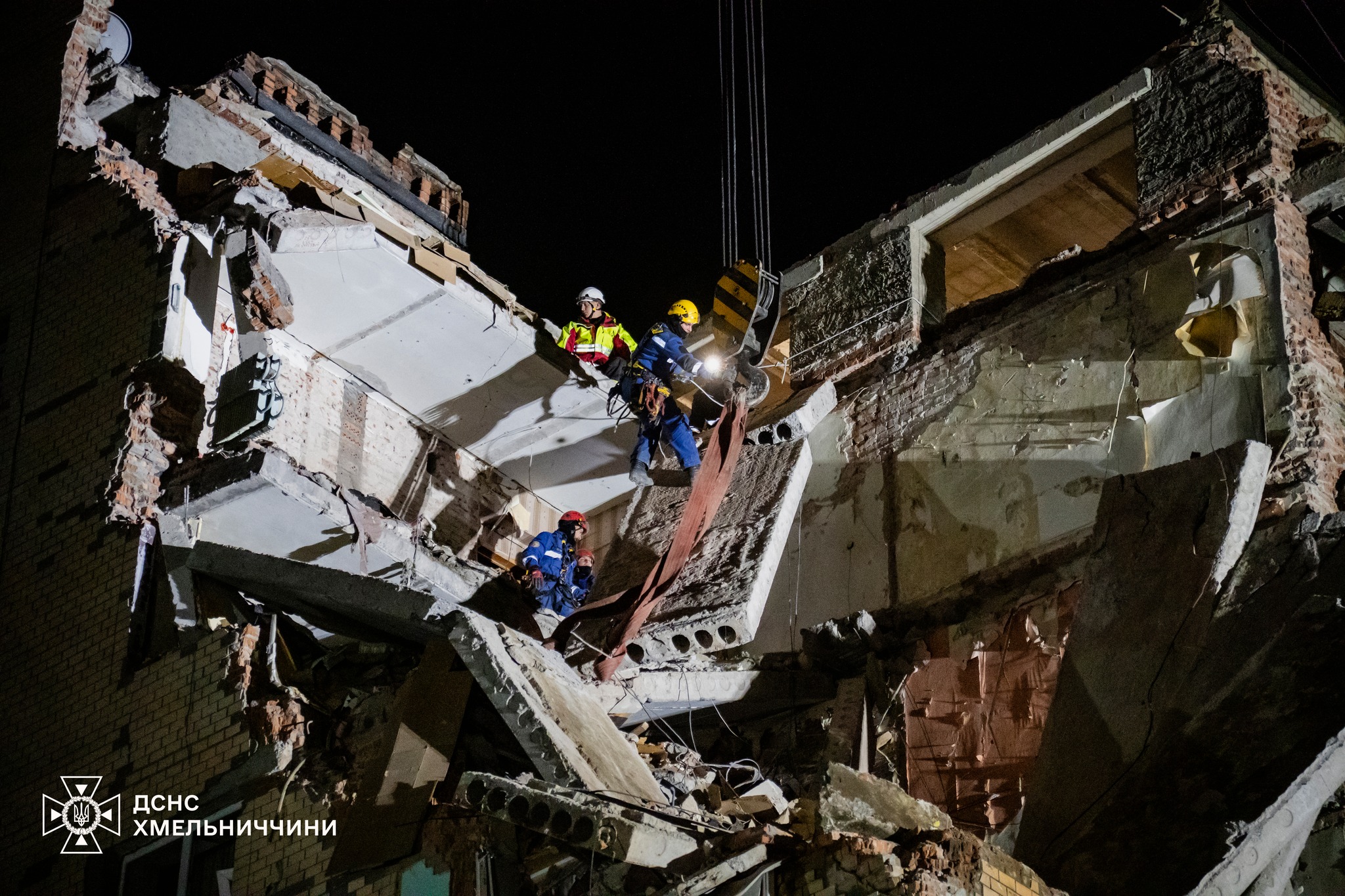Новини Хмельницького - фото з Двоє загиблих і зруйноване житло. Як  розбирали завали на Тернопільській (ВІДЕО)