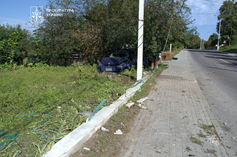 Новини Тернополя - фото з Попри заборону  керувати авто, водій п'яним вчинив аварію: врізався у паркан та стовп