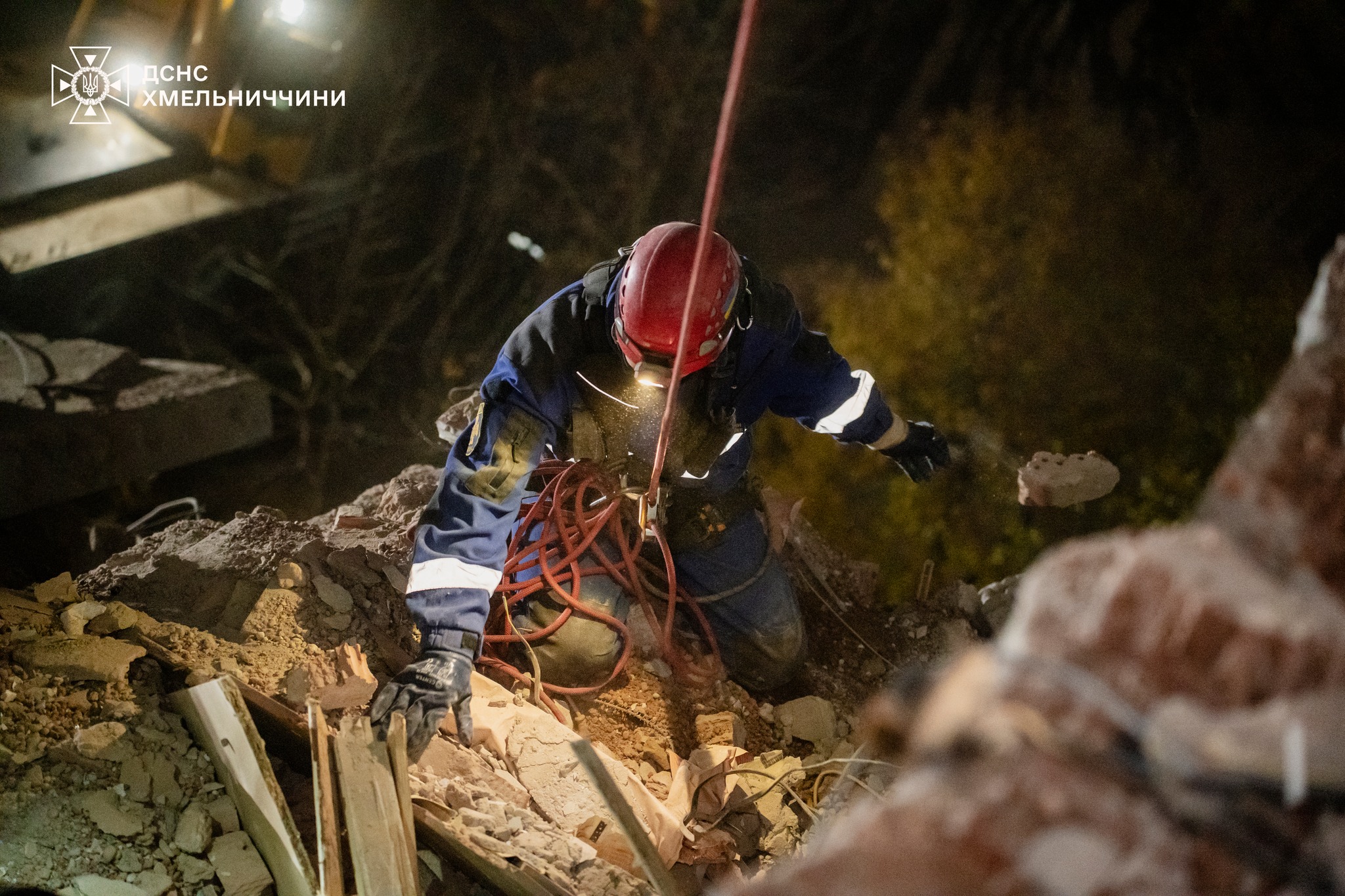 Новини Хмельницького - фото з Двоє загиблих і зруйноване житло. Як  розбирали завали на Тернопільській (ВІДЕО)