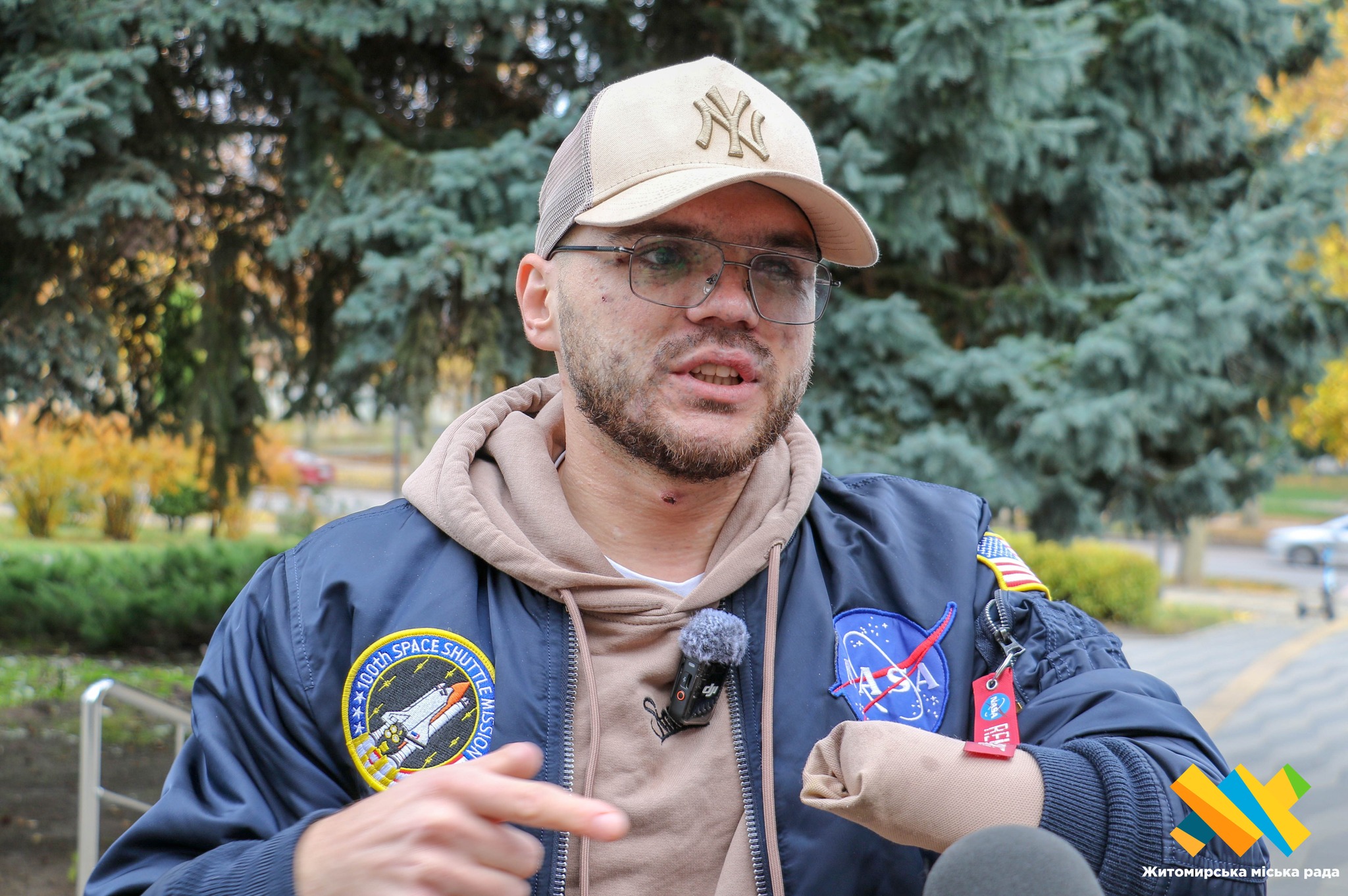 Новини Житомира - фото з Випробування маршруту на дотик: ветеран з порушенням зору протестував безбар’єрність у Житомирі