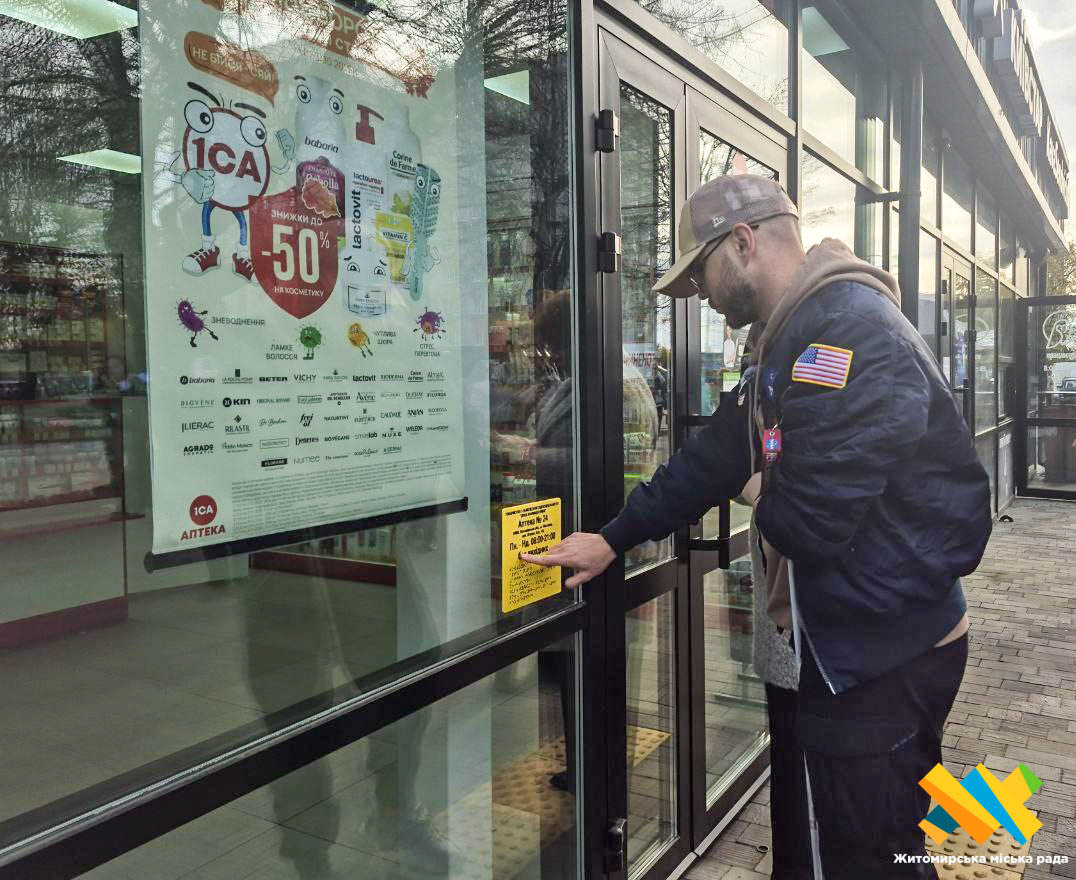 Новини Житомира - фото з Випробування маршруту на дотик: ветеран з порушенням зору протестував безбар’єрність у Житомирі