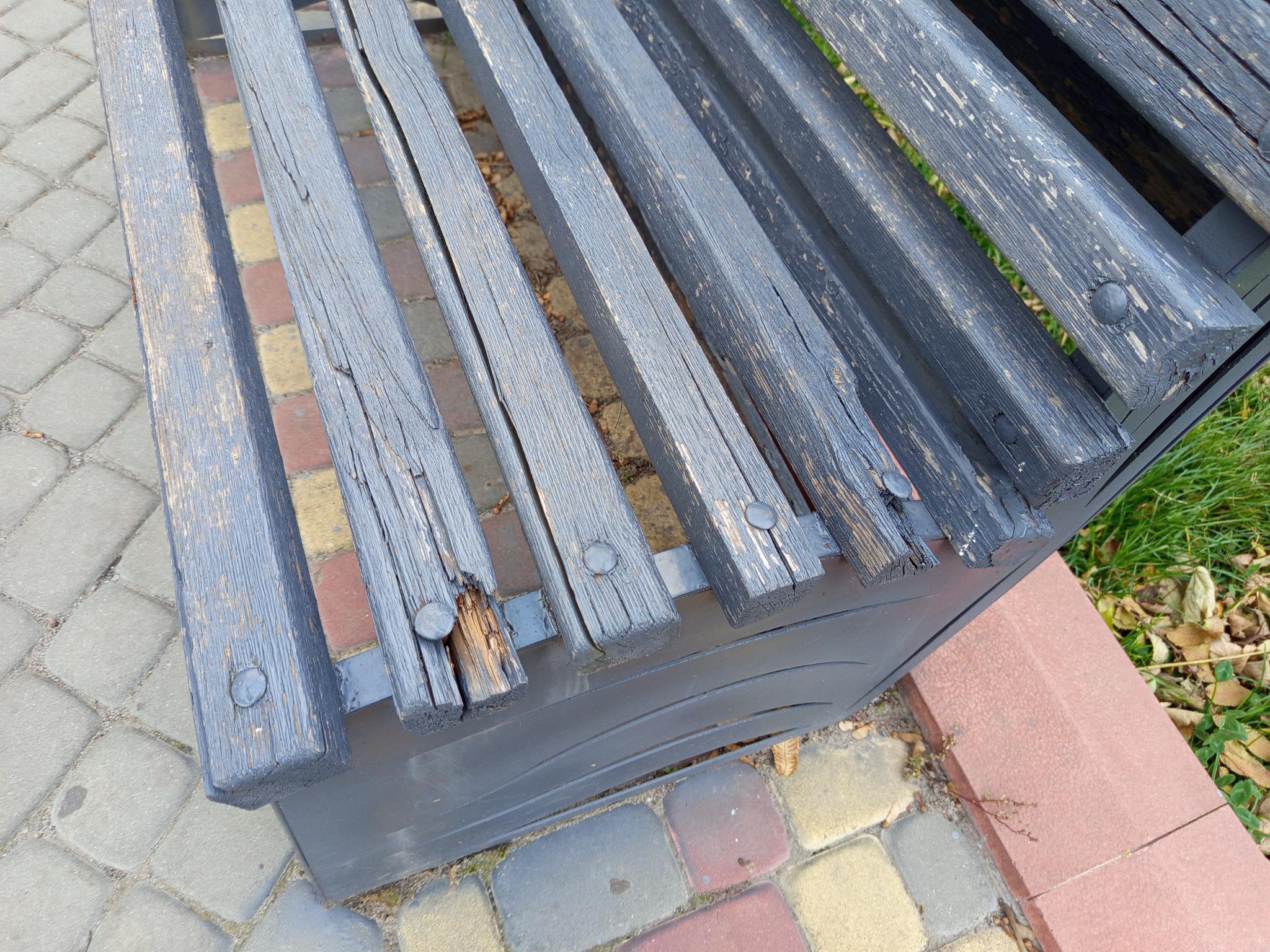 Новини Козятина - фото з Знову понівечили лавку, цього разу біля пам’ятника Грушевському