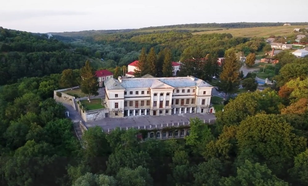Новини Вінниці - фото з «Подільський Лувр» серед ландшафтного парку: дізналися історію палацу Комарів