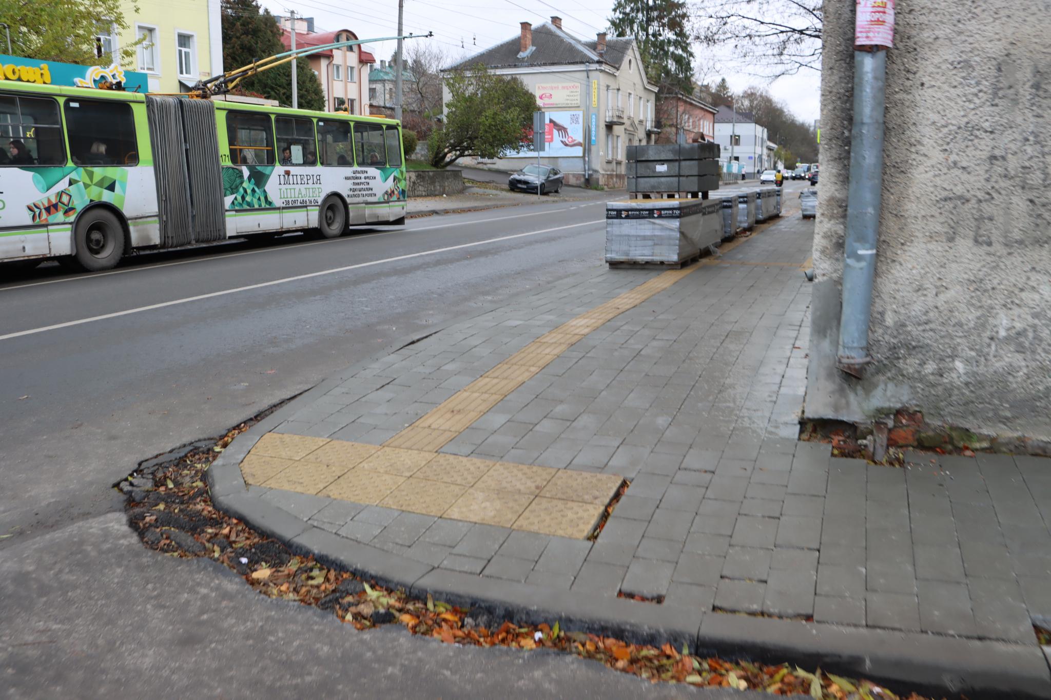 Новини Тернополя - фото з На Острозького відремонтували тротуар: який вигляд має тепер
