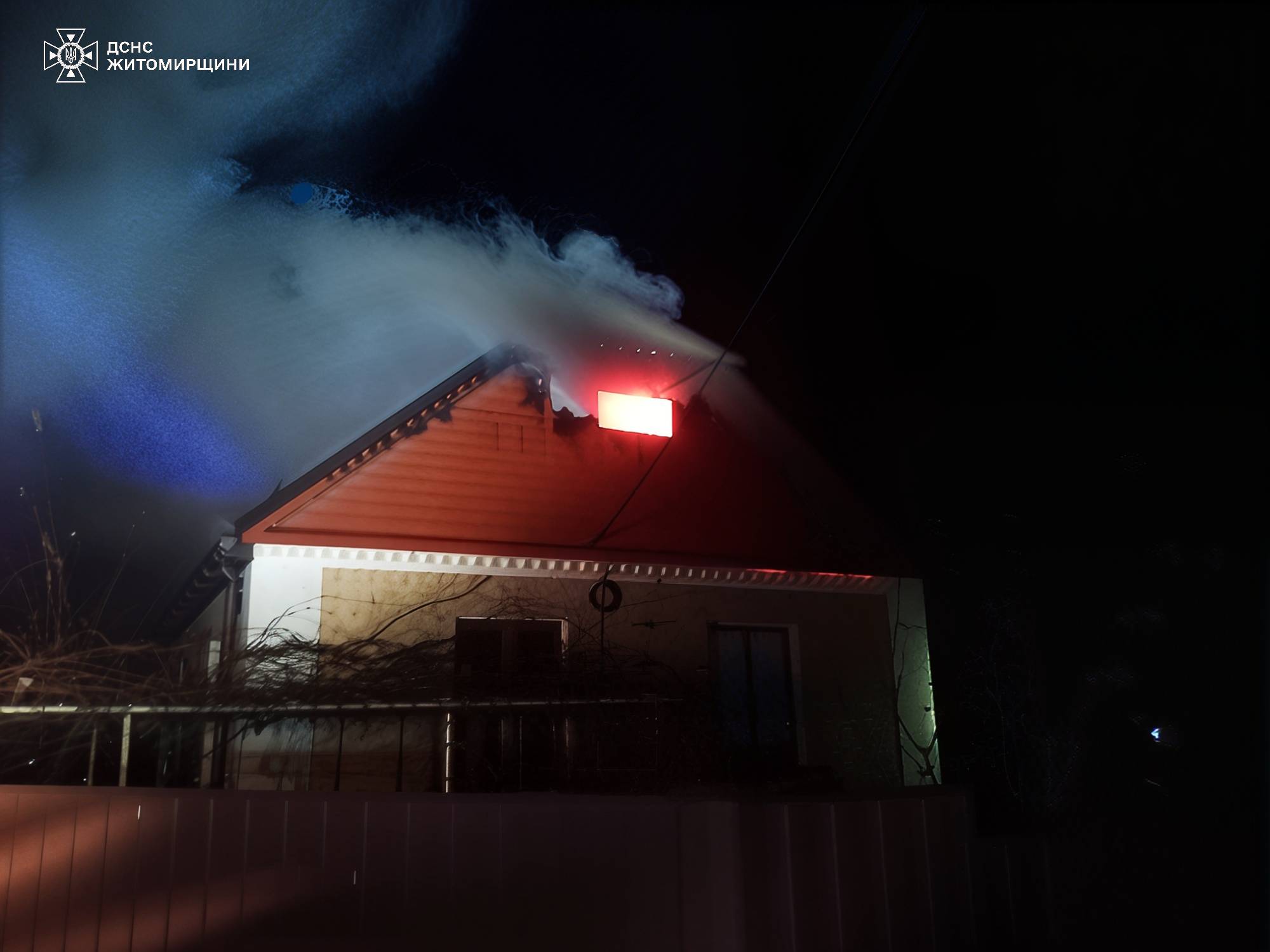 Новини Житомира - фото з Сьогодні вночі рятувальники гасили пожежу в житловому будинку в с. Нова Борова