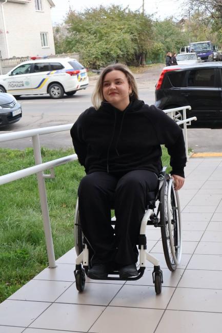 Новини Вінниці - фото з З крісла колісного за кермо: як Дар’я Мудрик опановує курс у першій вінницькій безбар’єрній автошколі