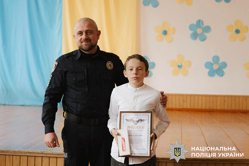 Новини Хмельницького - фото з На Хмельниччині школярі виловили з річки сумку з гранатами. Їх нагородили