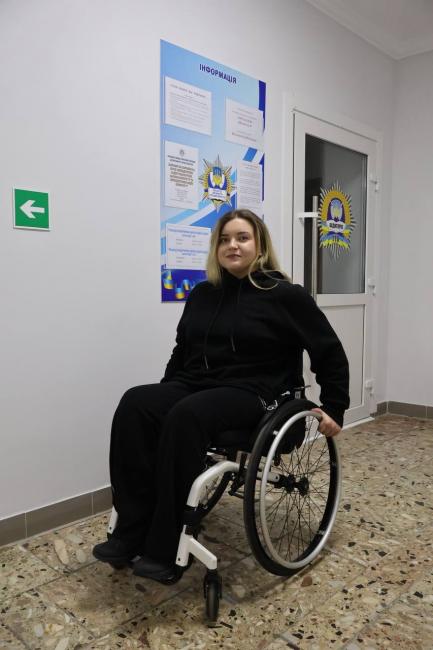 Новини Вінниці - фото з З крісла колісного за кермо: як Дар’я Мудрик опановує курс у першій вінницькій безбар’єрній автошколі