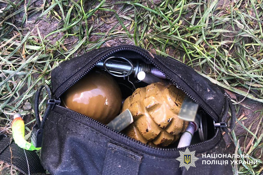 Новини Хмельницького - фото з На Хмельниччині школярі виловили з річки сумку з гранатами. Їх нагородили