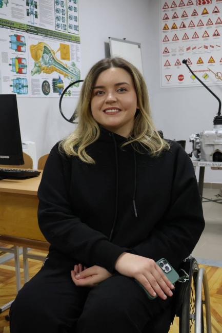 Новини Вінниці - фото з З крісла колісного за кермо: як Дар’я Мудрик опановує курс у першій вінницькій безбар’єрній автошколі