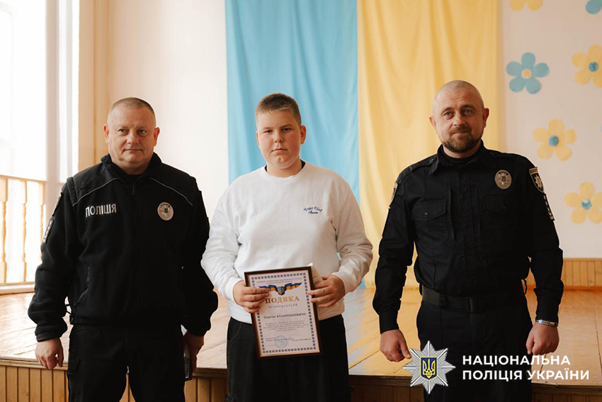 Новини Хмельницького - фото з На Хмельниччині школярі виловили з річки сумку з гранатами. Їх нагородили У Кам’янці-Подільському школярі знайшли сумку з гранатами і викликали поліцію