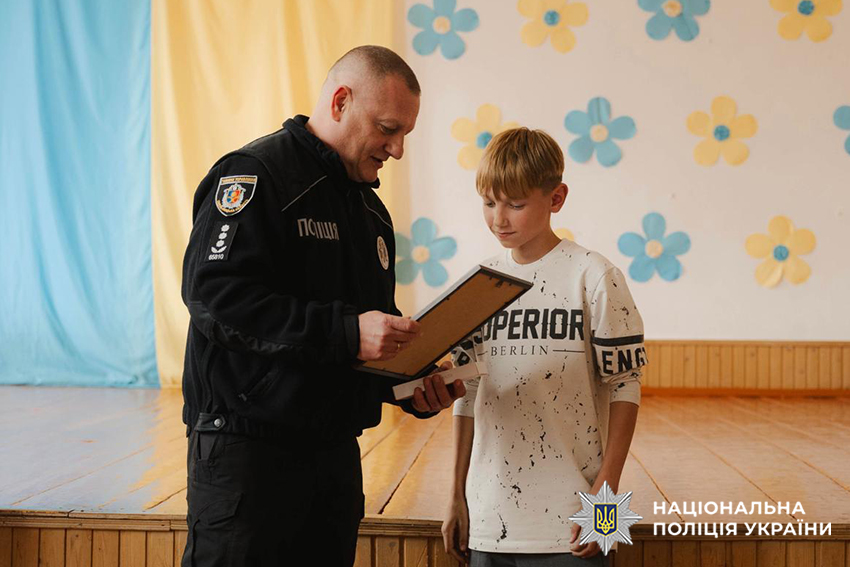 Новини Хмельницького - фото з На Хмельниччині школярі виловили з річки сумку з гранатами. Їх нагородили