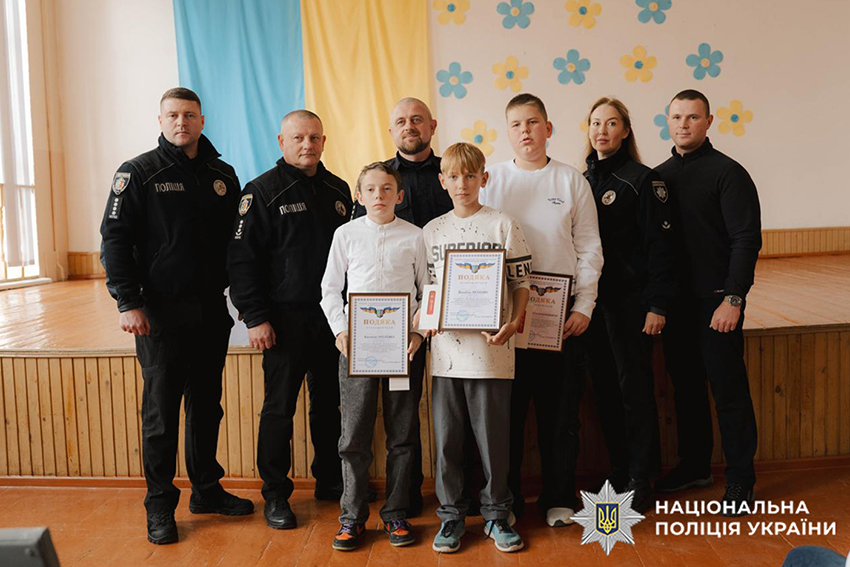 Новини Хмельницького - фото з На Хмельниччині школярі виловили з річки сумку з гранатами. Їх нагородили У Кам’янці-Подільському школярі знайшли сумку з гранатами і викликали поліцію