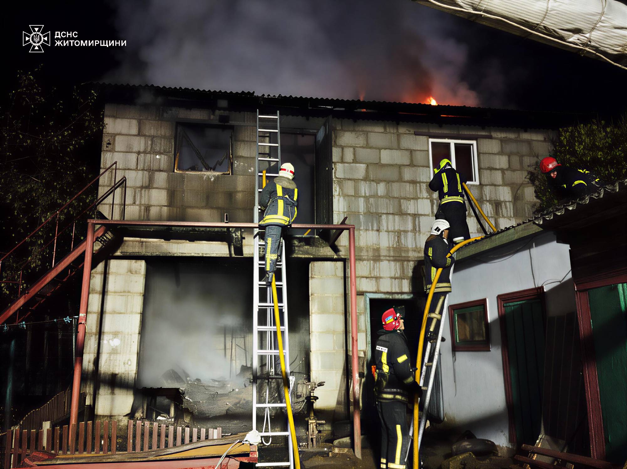 Новини Житомира - фото з У Бердичеві фахівці ДСНС ліквідували пожежу в двоповерховій господарчій будівлі