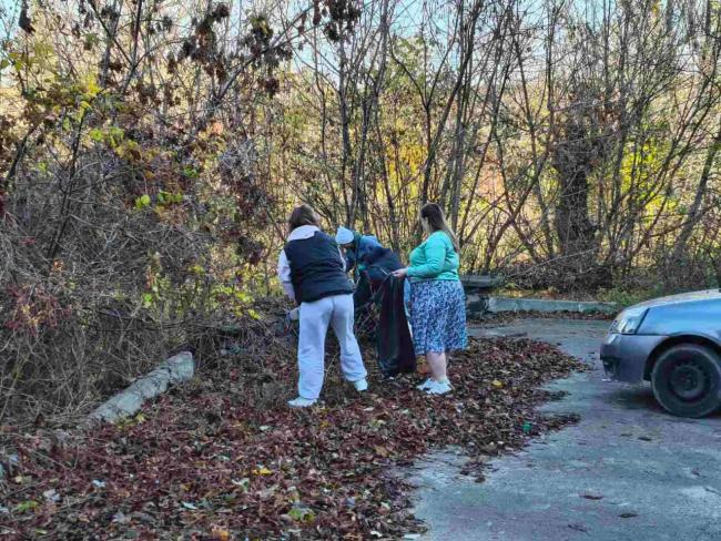 Новини Вінниці - фото з Півсотні вінничан вийшли на осінню толоку. Разом прибирали узбережжя та сквери міста