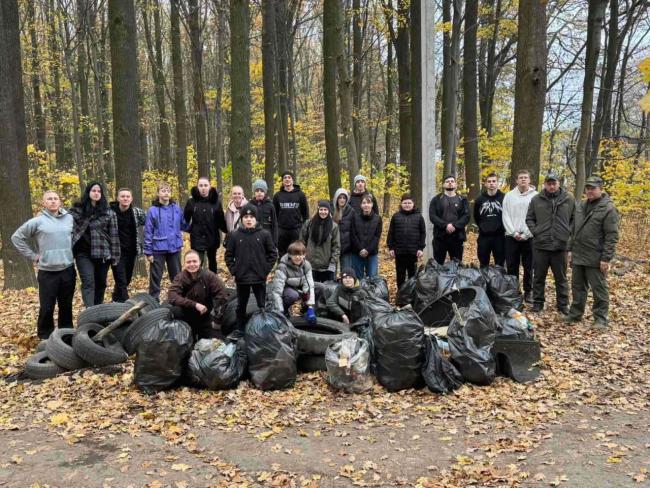 Новини Вінниці - фото з Півсотні вінничан вийшли на осінню толоку. Разом прибирали узбережжя та сквери міста