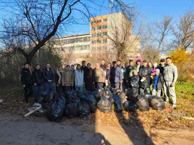 Новини Вінниці - фото з Півсотні вінничан вийшли на осінню толоку. Разом прибирали узбережжя та сквери міста