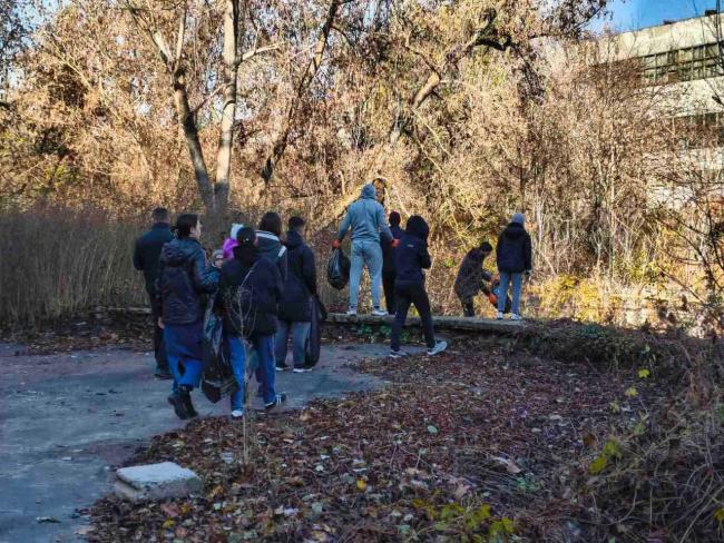 Новини Вінниці - фото з Півсотні вінничан вийшли на осінню толоку. Разом прибирали узбережжя та сквери міста