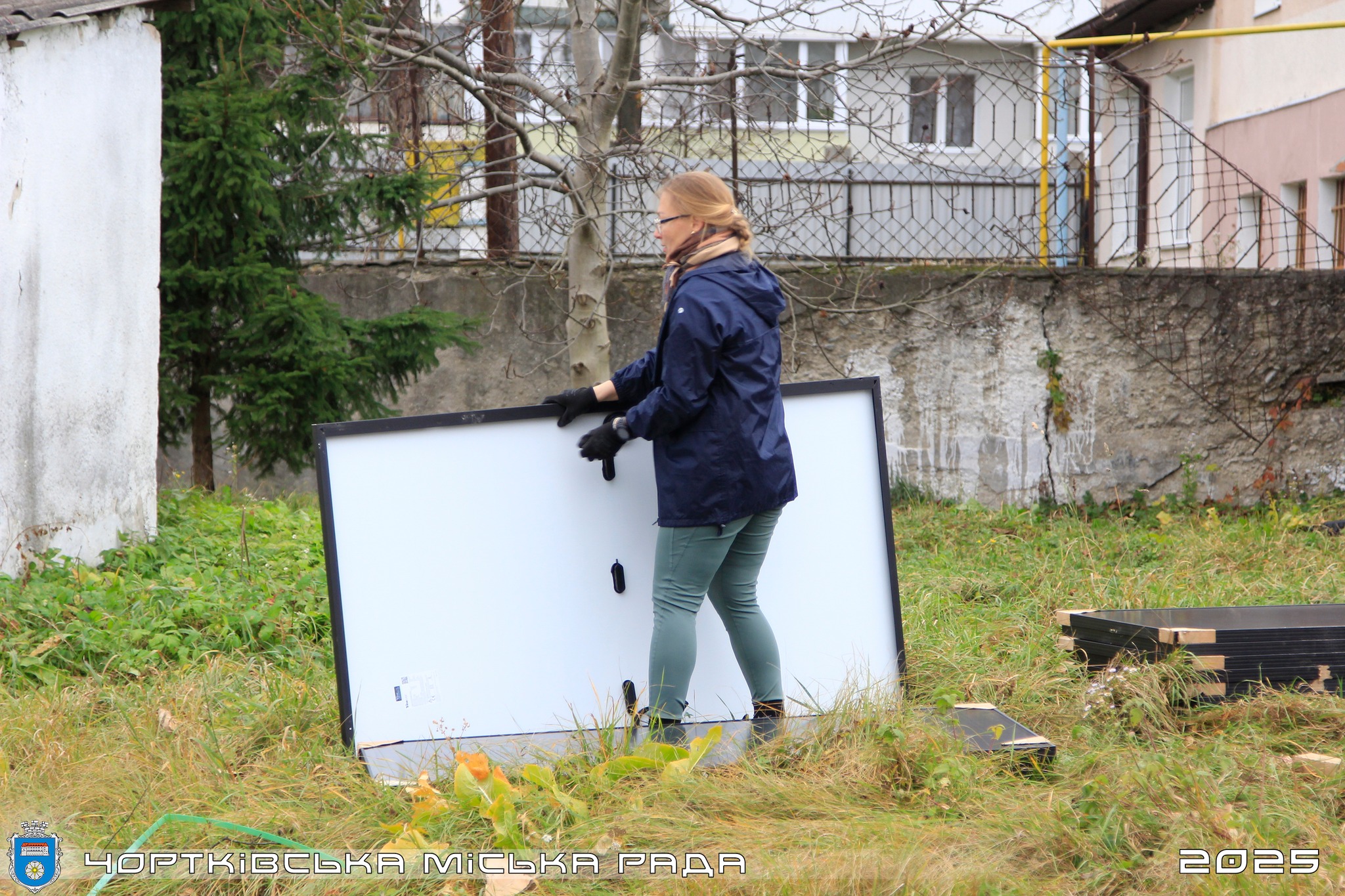 Новини Тернополя - фото з У Чорткові жінки монтують сонячні станції
