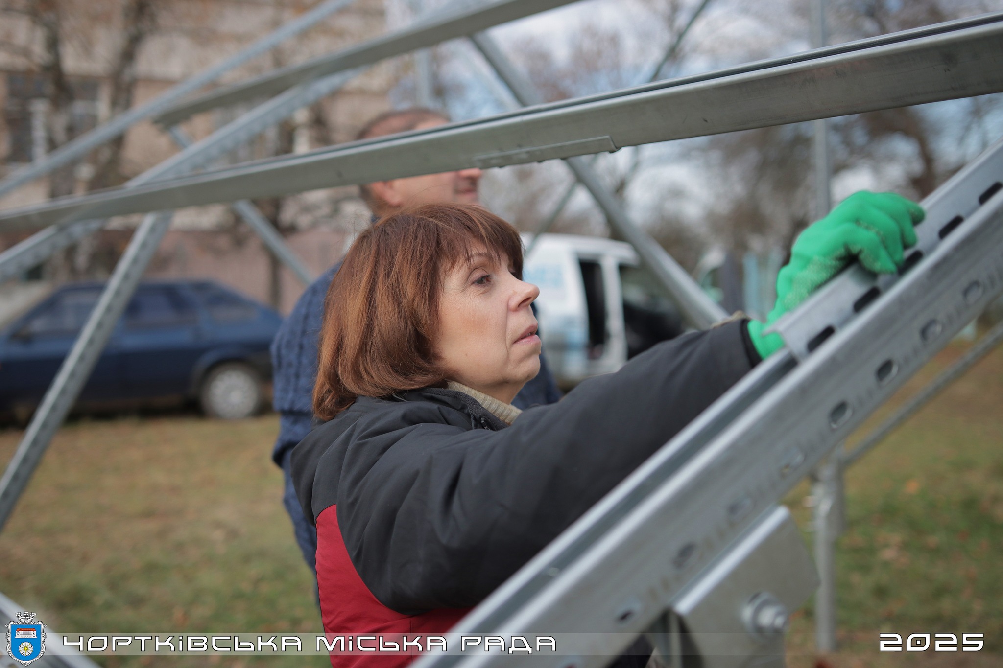 Новини Тернополя - фото з У Чорткові жінки монтують сонячні станції