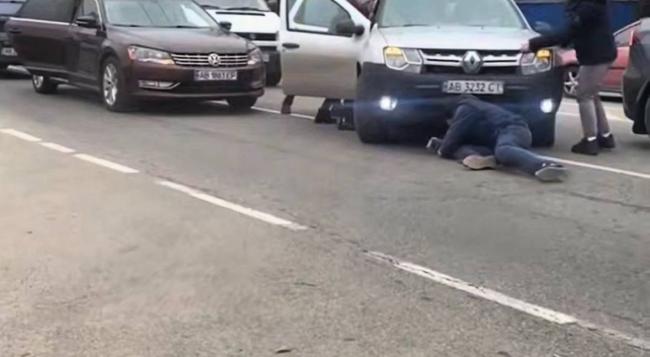 Новини Вінниці - фото з Біля авторинку «Сатурн» авто протягнуло чоловіка дорогою — інцидент потрапив на відео