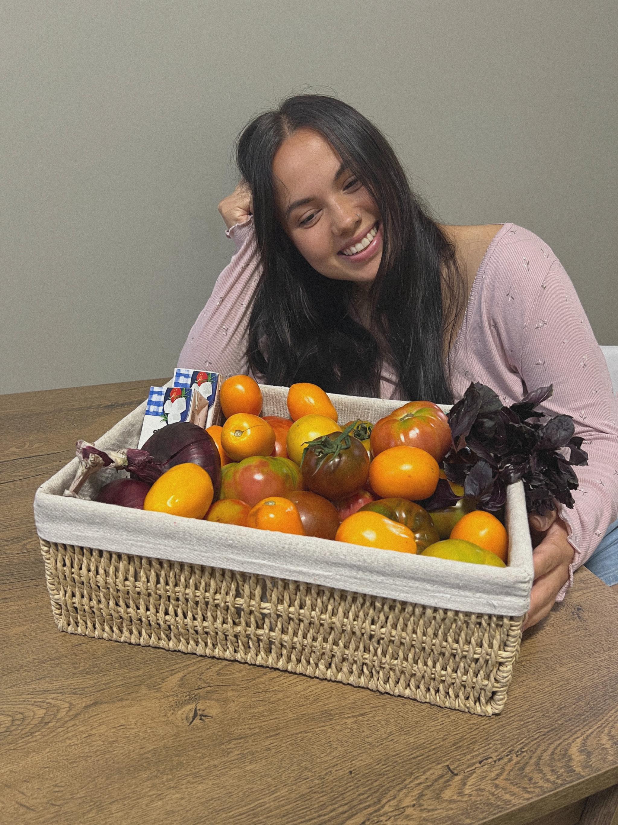 Новини Хмельницького - фото з Хмельничанка Анастасія збирає донати помідорами: деталі