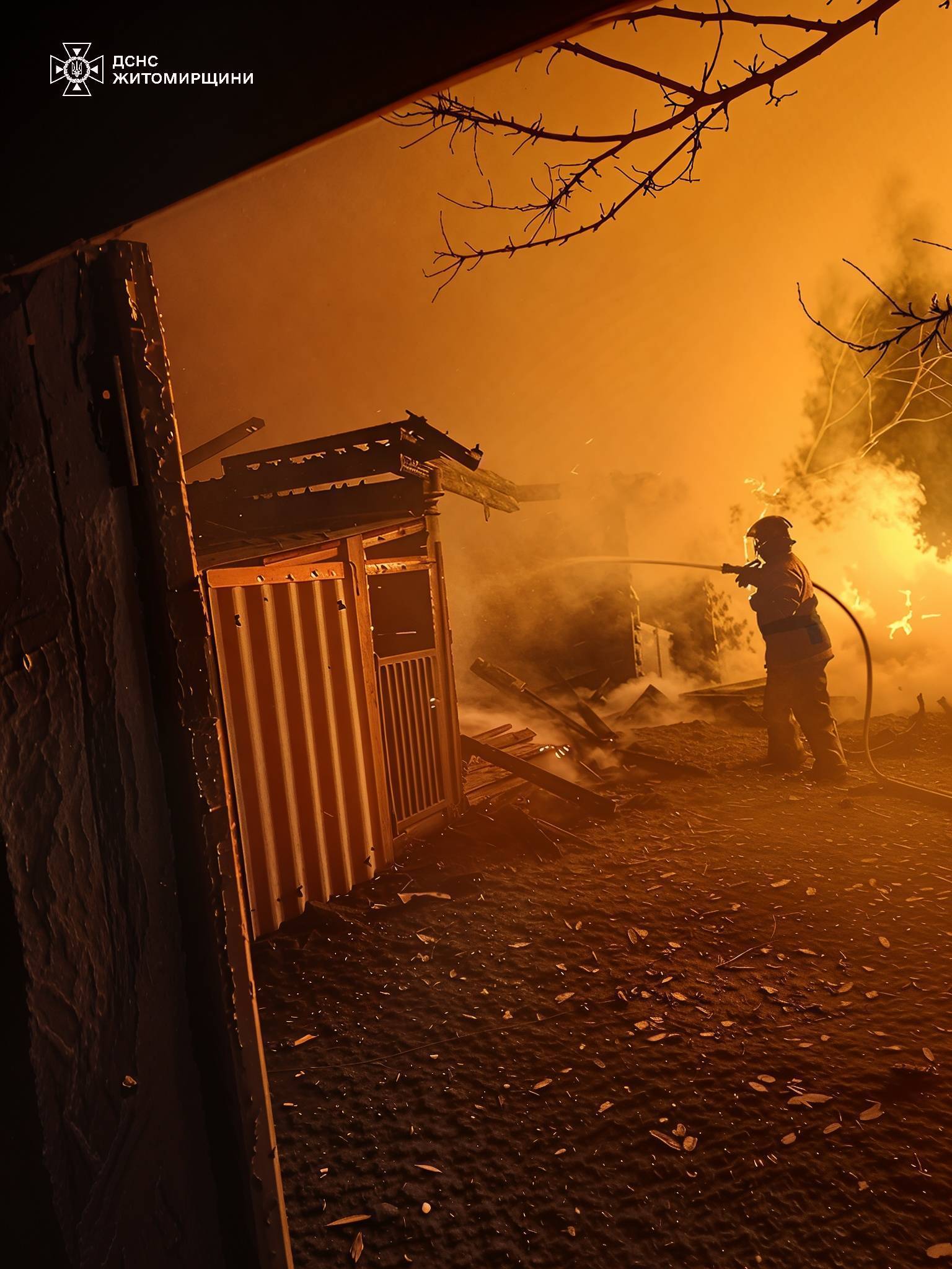 Новини Житомира - фото з У селі Лісівщина на Коростенщині пожежа знищила будинок і літню кухню