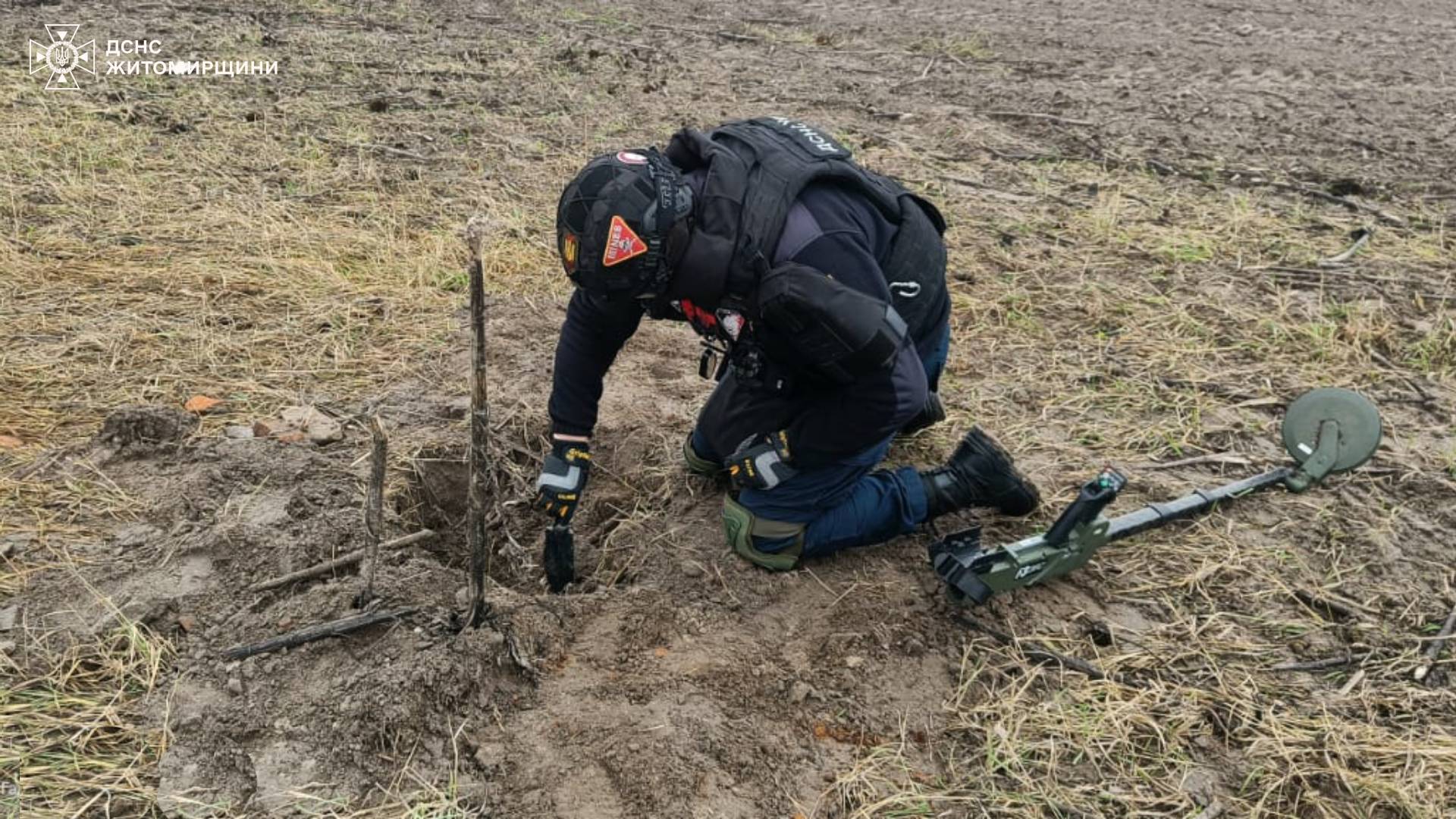 Новини Житомира - фото з Біля села Гадзинка піротехніки ДСНС області знешкодили два артилерійських снаряди часів Другої світової війни