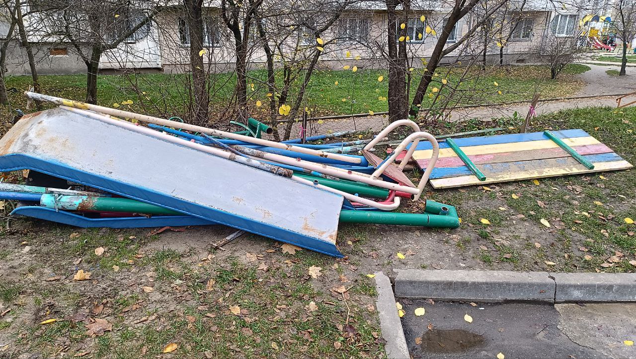 Новини Тернополя - фото з Почали ремонт дитячого майданчика на Лучаковського. Договір уклали на 300 тисяч