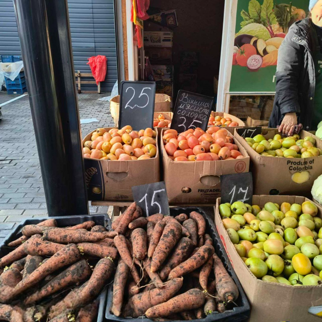 Новини Вінниці - фото з Що і за скільки продають на Привокзальному ринку Вінниці: актуальні ціни на овочі та фрукти