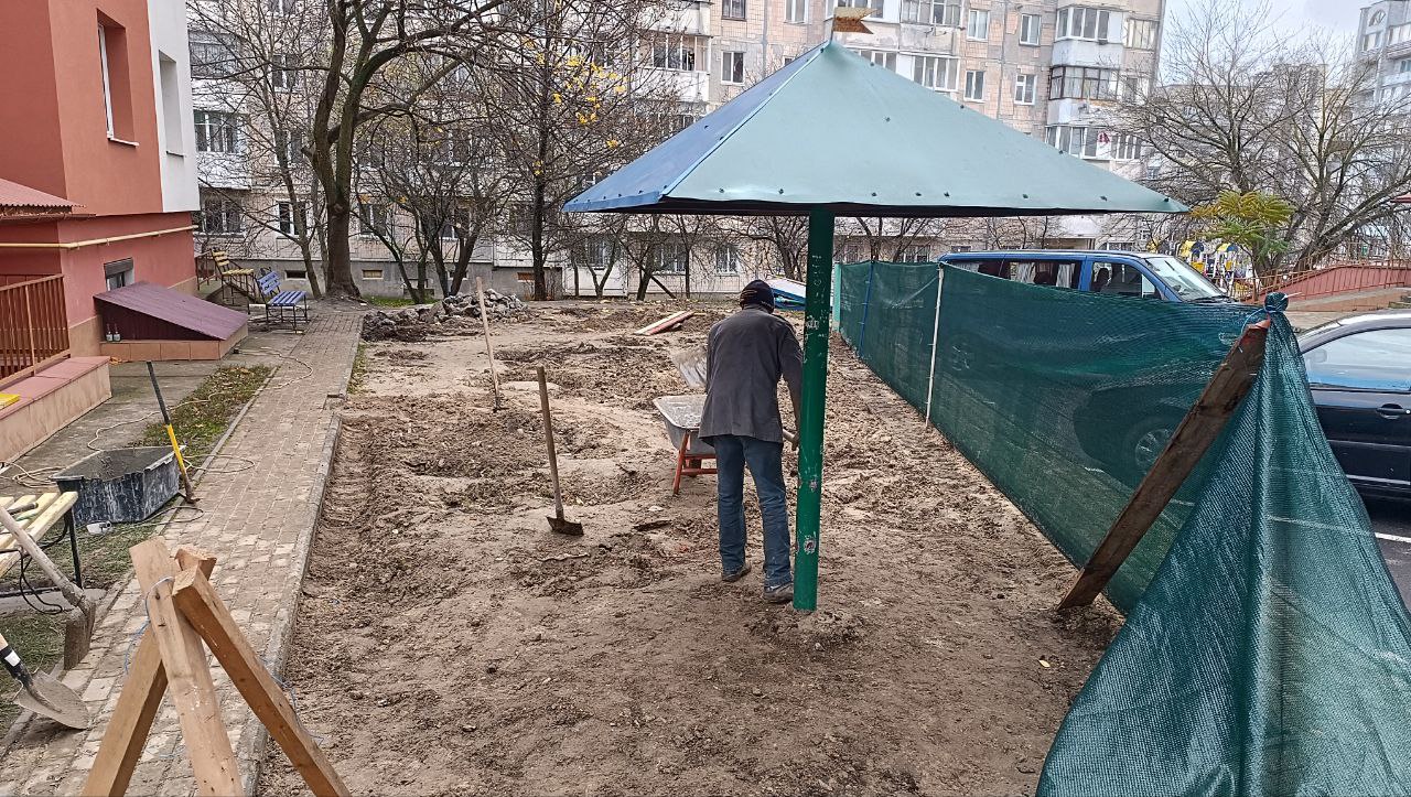 Новини Тернополя - фото з Почали ремонт дитячого майданчика на Лучаковського. Договір уклали на 300 тисяч