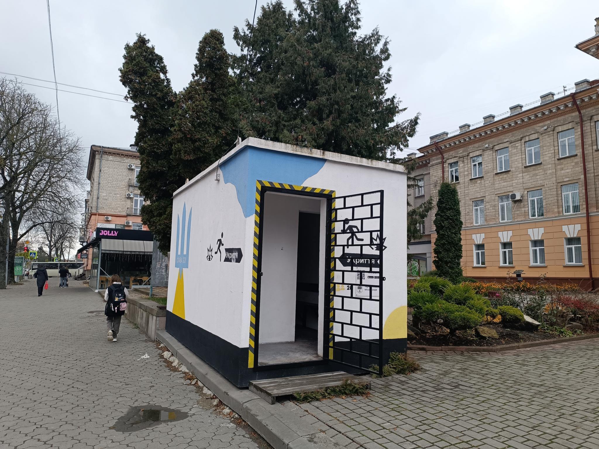 Новини Тернополя - фото з Укриття за решітками. Чому в Тернополі вішають грати на сховища?