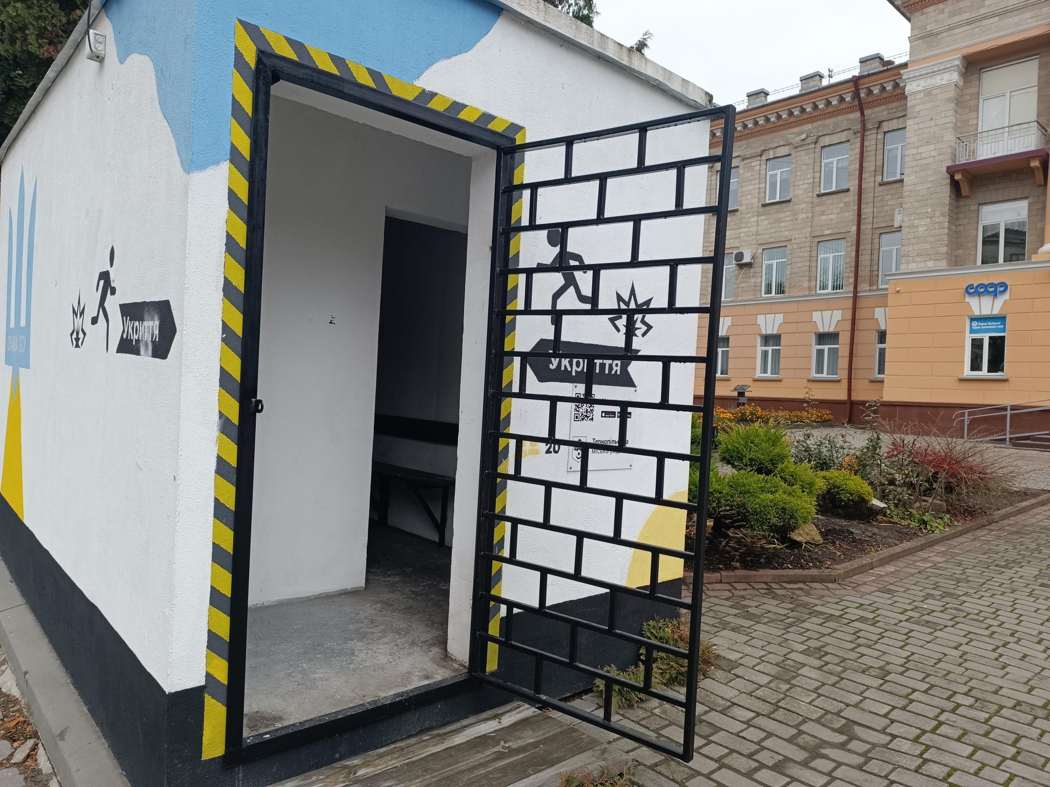 Новини Тернополя - фото з Укриття за решітками. Чому в Тернополі вішають грати на сховища?
