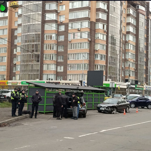 Новини Хмельницького - фото з Відновили зупинку на Зарічанській, яку торік розтрощив п’яний на BMW вулиця Зарічанська, 2024 рік. Місце, де неподалік сталася ДТП