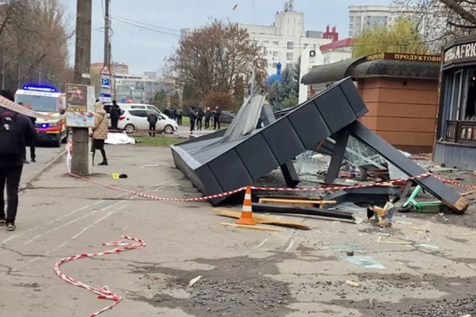 Новини Хмельницького - фото з Відновили зупинку на Зарічанській, яку торік розтрощив п’яний на BMW П'яний на BMW влетів у зупинку громадського транспорту на Зарічанській