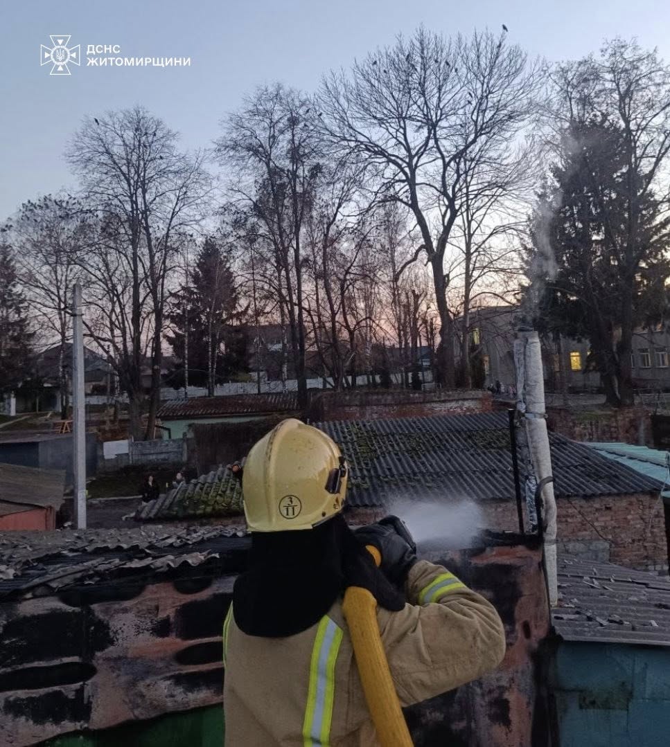 Новини Житомира - фото з Рятувальники ліквідували пожежу в приватному гаражі в Житомирі