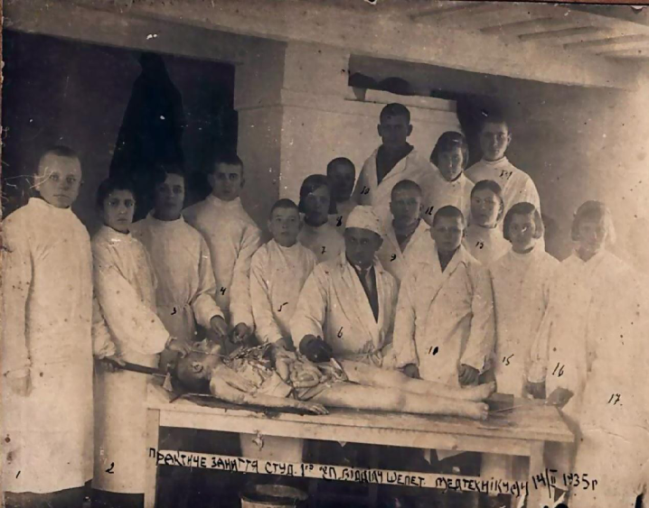 Новини Хмельницького - фото з Тут починається шлях хмельницьких стоматологів: сторія Шепетівського медичного фахового коледжу Практичні заняття студентів Шепетівського медичного фахового коледжу, 1935 рік