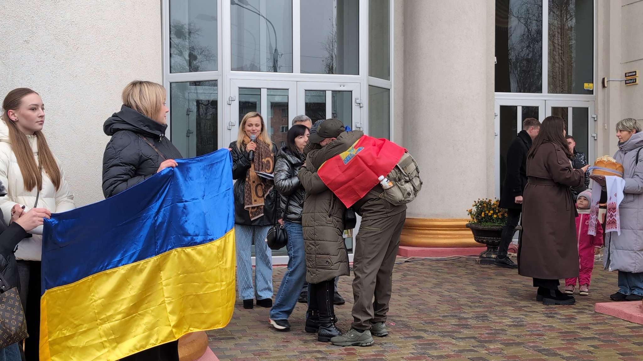 Новини Хмельницького - фото з Після двох років полону додому повернувся захисник Сергій Оберман У Славуту на Хмельниччині після 2 років полону повернувся Сергій Оберман