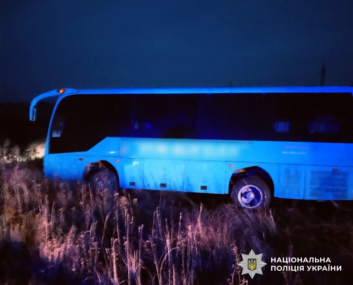 Новини Житомира - фото з Неподалік Коростишева автівка в'їхала в автобус: травмовано четверо людей, в тому числі дві 14-річні пасажирки автобуса