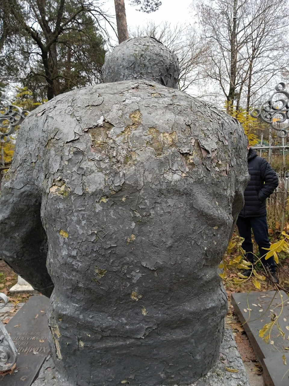 Новини Житомира - фото з Знов «культура не на часі?» Фактично зруйнований пам’ятник Борису Тену на Смолянському кладовищі. ФОТО