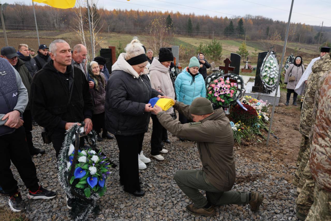 Новини Хмельницького - фото з На Хмельниччині попрощалися із двома захисниками У Красилові попрощалися із Віктором Кучинським