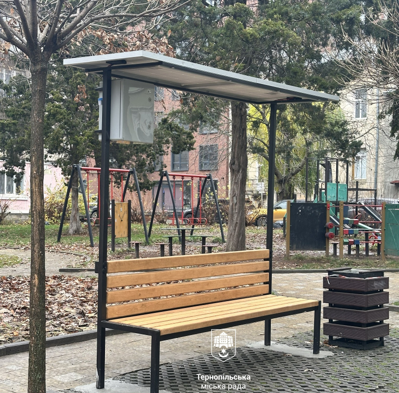 Новини Тернополя - фото з Де в Тернополі з'явились лавки з сонячними портами та місцями для зарядки ґаджетів