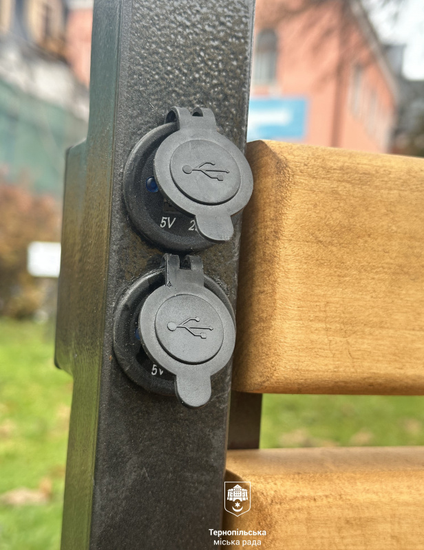 Новини Тернополя - фото з Де в Тернополі з'явились лавки з сонячними портами та місцями для зарядки ґаджетів