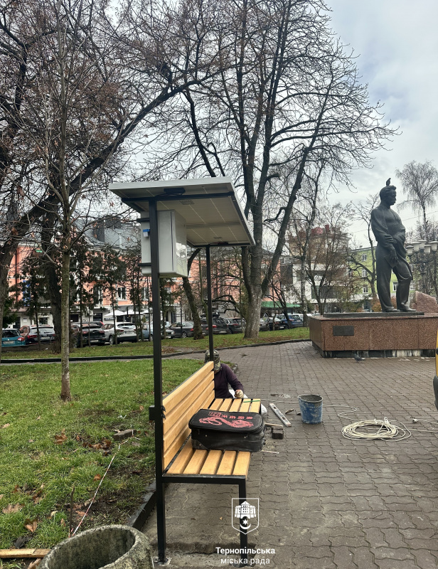 Новини Тернополя - фото з Де в Тернополі з'явились лавки з сонячними портами та місцями для зарядки ґаджетів