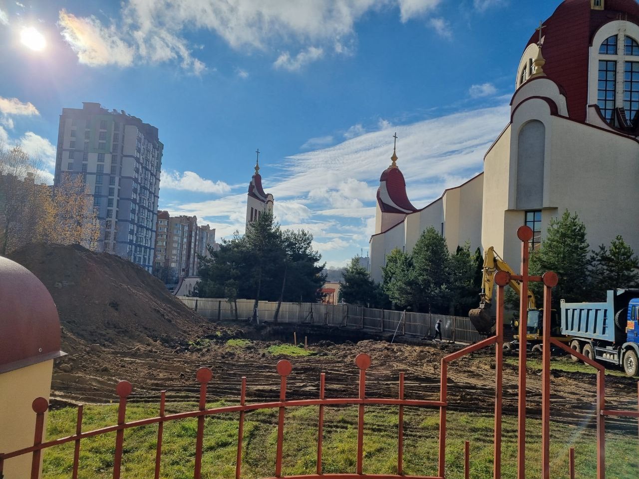 Новини Тернополя - фото з Вирили котлован, працює техніка: хто і що будує біля церкви на Алясці