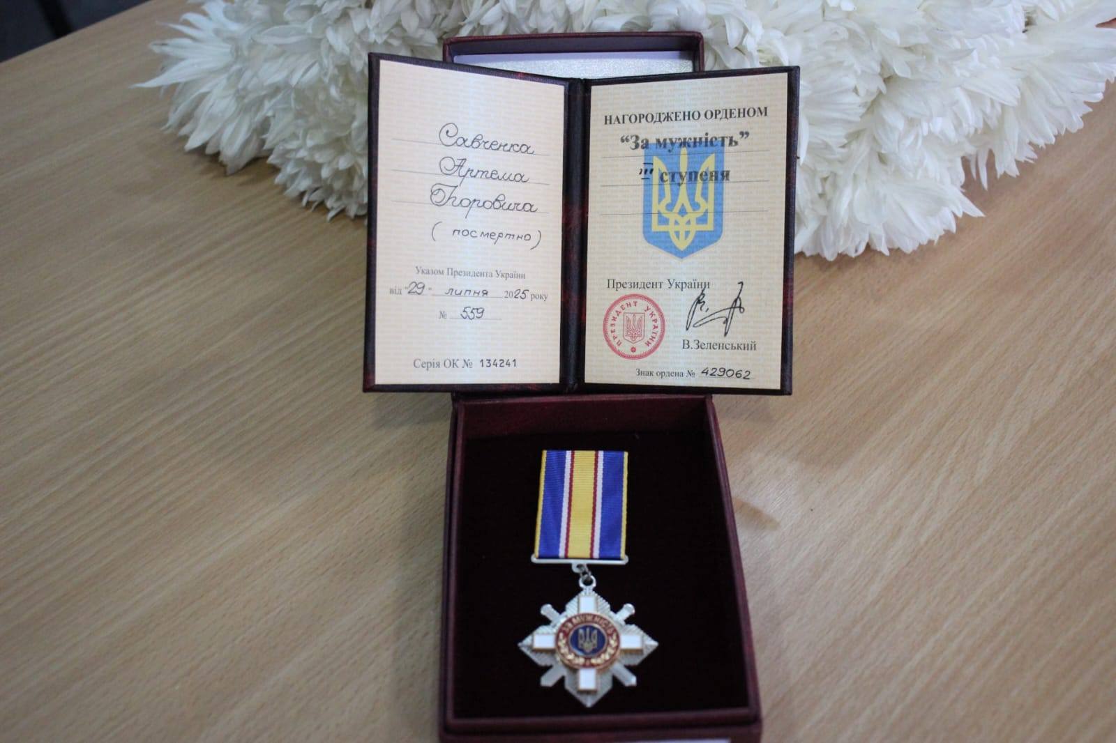 Матері загиблого захисника з Хмельниччини Артема Савченка передали орден "За мужність"