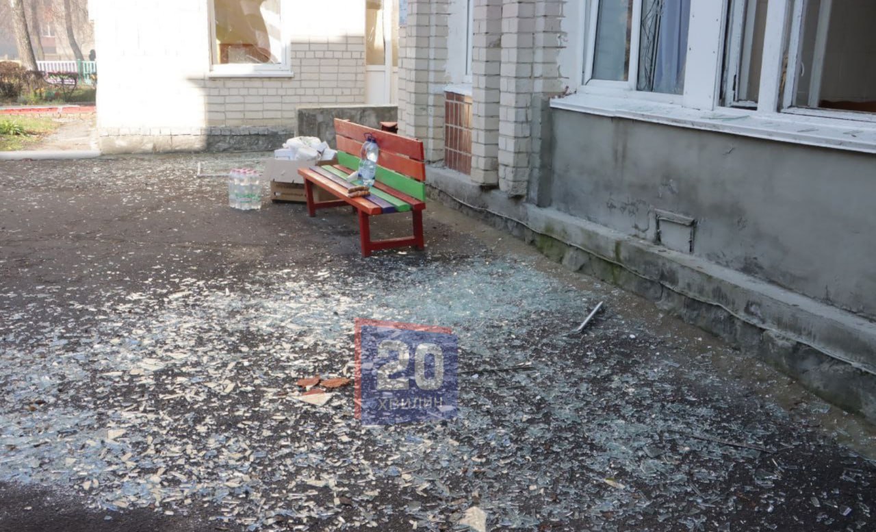 Новини Тернополя - фото з Вибиті вікна, тріщини на стінах та іграшки в перемішку зі склом. У Тернополі зруйнований дитячий садок