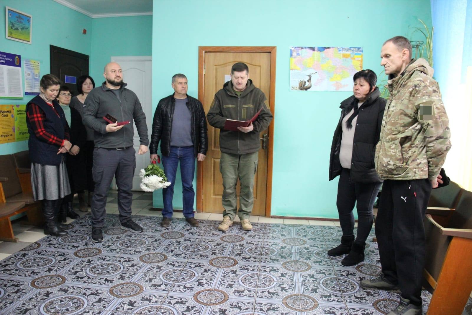 Матері загиблого захисника з Хмельниччини Артема Савченка передали орден "За мужність"