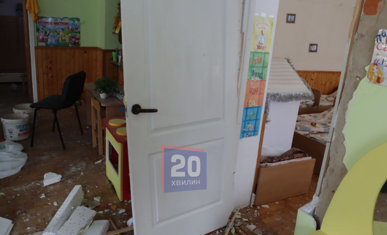 Новини Тернополя - фото з Вибиті вікна, тріщини на стінах та іграшки в перемішку зі склом. У Тернополі зруйнований дитячий садок
