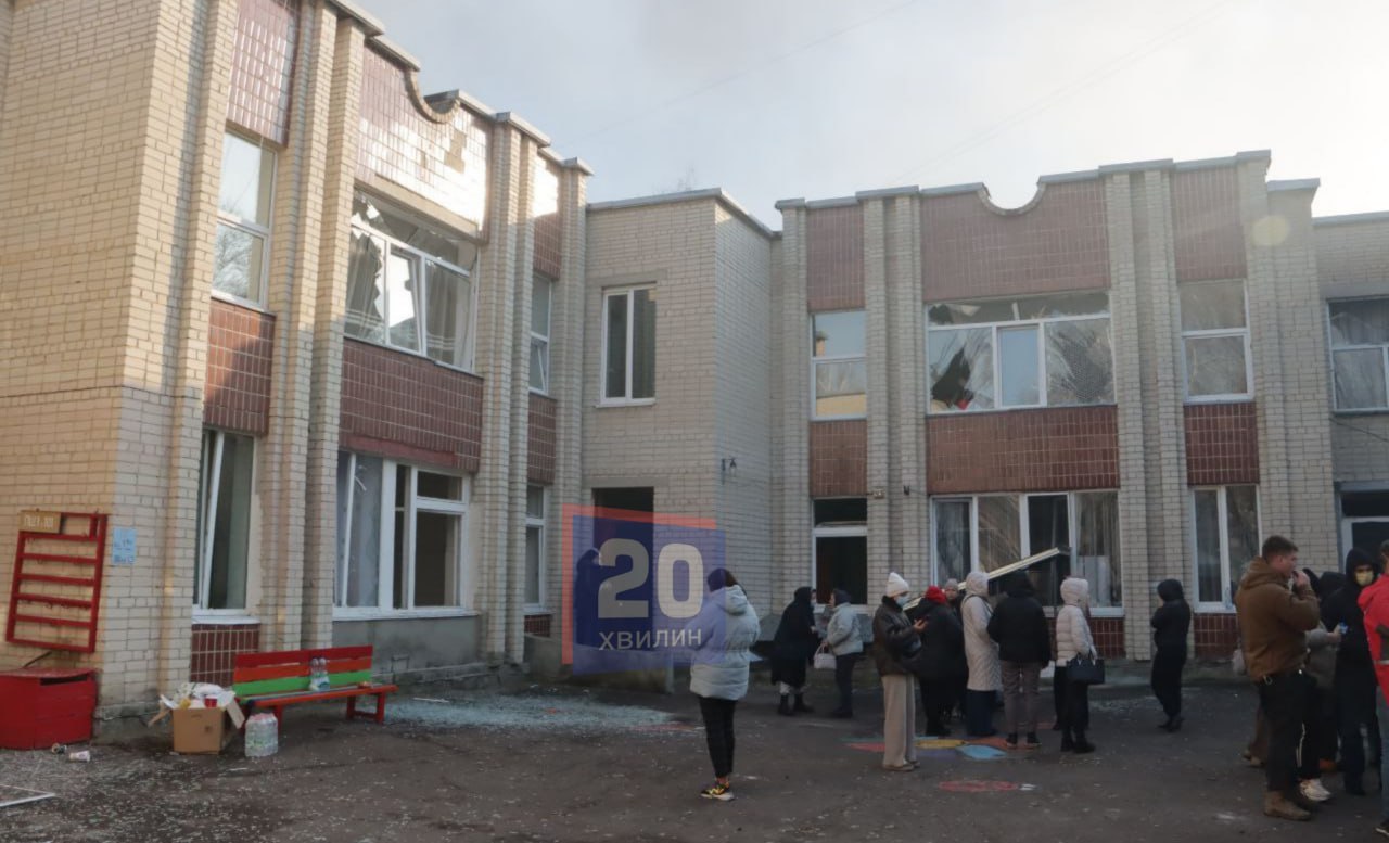 Новини Тернополя - фото з Вибиті вікна, тріщини на стінах та іграшки в перемішку зі склом. У Тернополі зруйнований дитячий садок